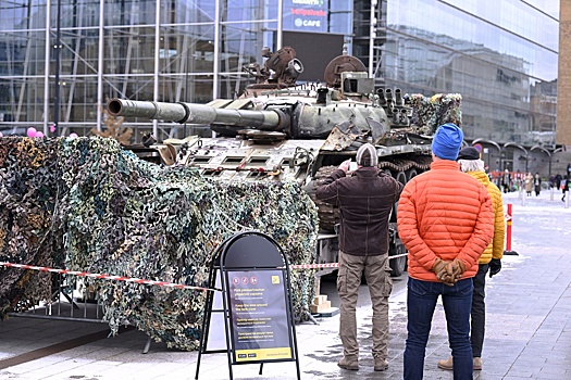 Проукраинский активист пожаловался на цветы у сожженного танка Т-72 в Хельсинки