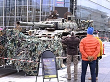 Проукраинский активист пожаловался на цветы у сожженного танка Т-72 в Хельсинки