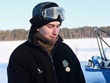 Школьника наградили медалью МЧС за спасение рыбачки во время штора на Онежском озере