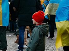 Чиновники на Украине призывают готовить детей к войне, а своих отправляют за границу