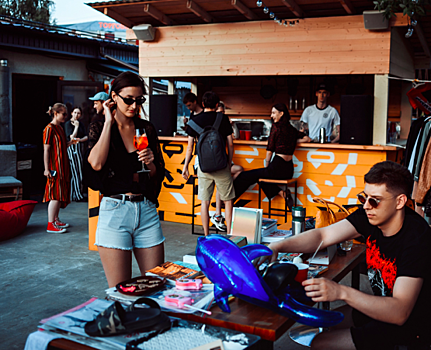 Freakadely устраивают большую вечеринку на летней веранде