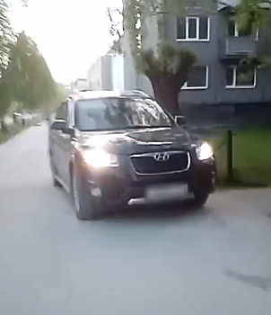 Автомобиль на тротуаре возмутил жителей кузбасского города