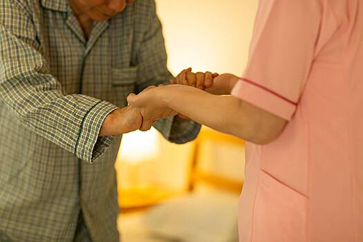 Сиделка показала своему парню ягодицы 92-летнего клиента и попала в тюрьму