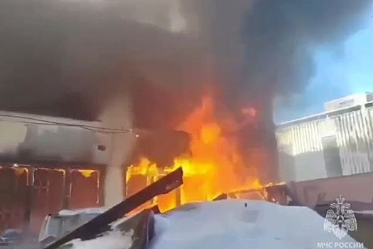 В Екатеринбурге ликвидировали крупный пожар в автосервисе
