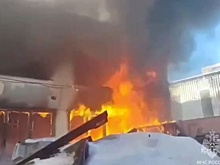 В Екатеринбурге ликвидировали крупный пожар в автосервисе