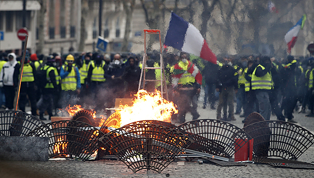 Легкие и тяжелые ранения: на французских полицейских завели 140 дел
