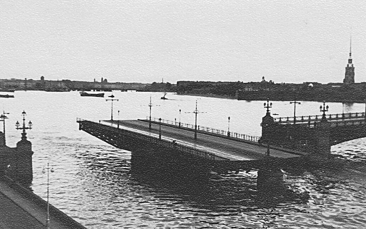 Этот разводной мост на самом деле был поворотным
