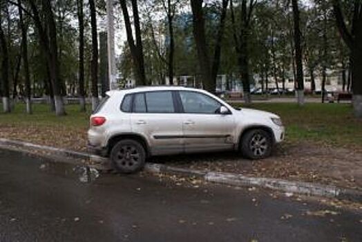 Уральские депутаты вернут штрафы за парковку на газонах