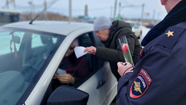 В Самарской области полицейские и общественники подарили «Цветы для автоледи»