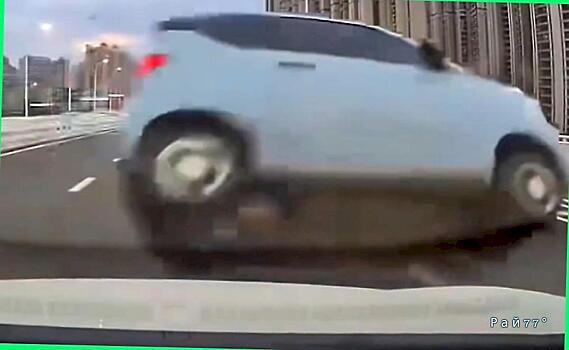 Китаянка угодила в аварию, «подрезав» легковушку на своём автомобиле