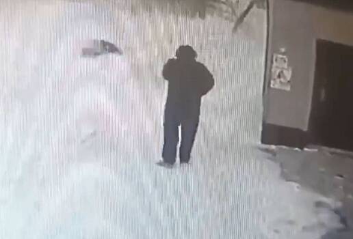 Пласт снега упал на ребенка с крыши дома в российском городе