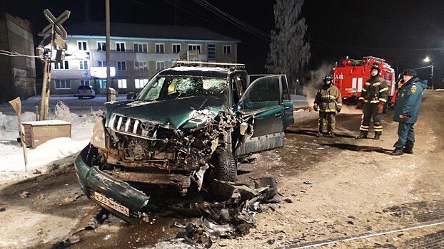 Пьяный водитель Land Cruiser врезался в локомотив