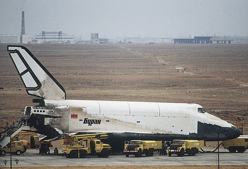 Орбитальный корабль "Буран", выполнив двухвитковый полет по орбите вокруг Земли, приземлился на посадочную полосу космодрома "Байконур" 15 ноября 1988 года