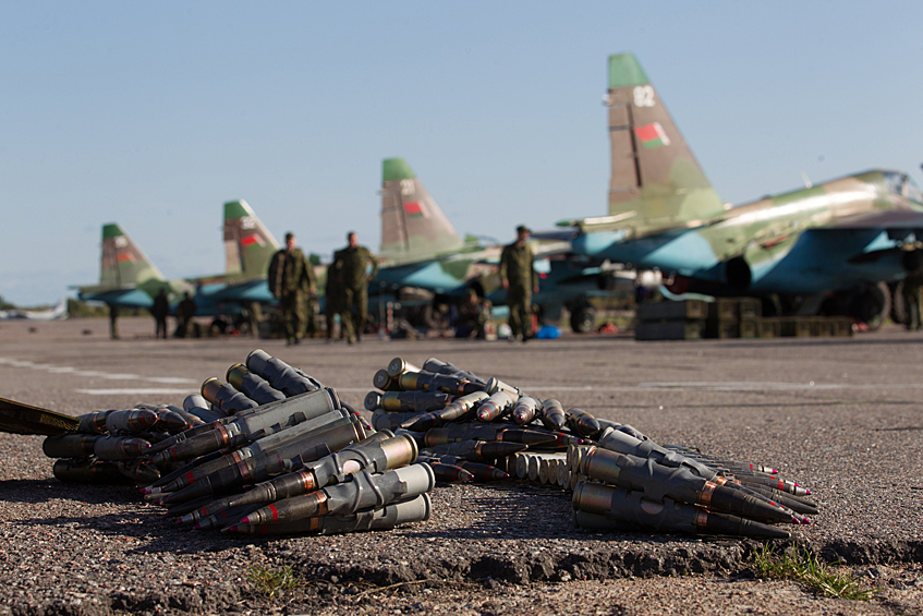 Вооружение самолетов Су-25 авиационной группы Военно-воздушных сил Белоруссии, участвующей в первом этапе совместного российско-белорусского оперативного учения "Щит Союза - 2015", на аэродроме в городе Пушкин