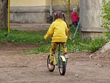 Слёзы убрала! Пермяков потрясло, как мать учит дочь кататься на велосипеде