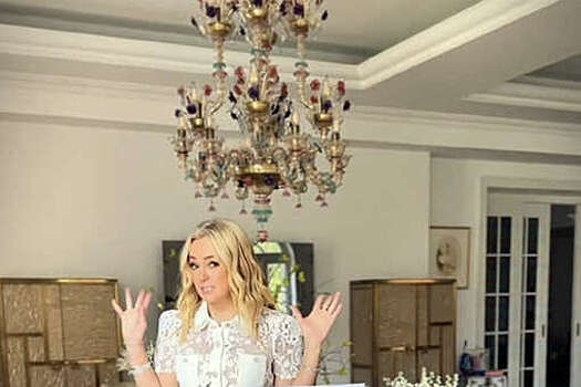 Продюсер Рудковская снялась в кружевном платье в столовой