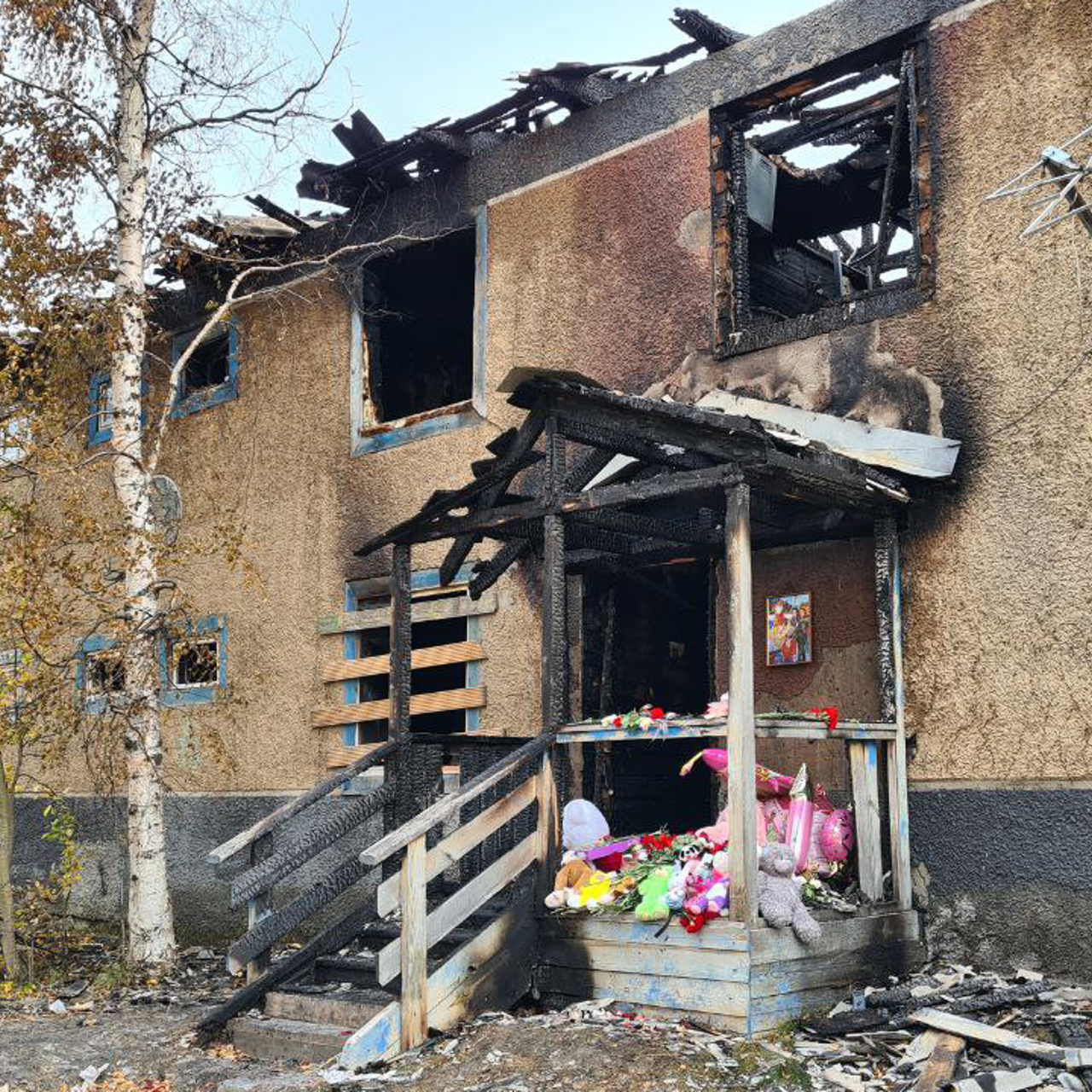 Пострадавшие при пожаре в Ноябрьске возвращаются за своими вещами в сгоревший  дом - Рамблер/новости