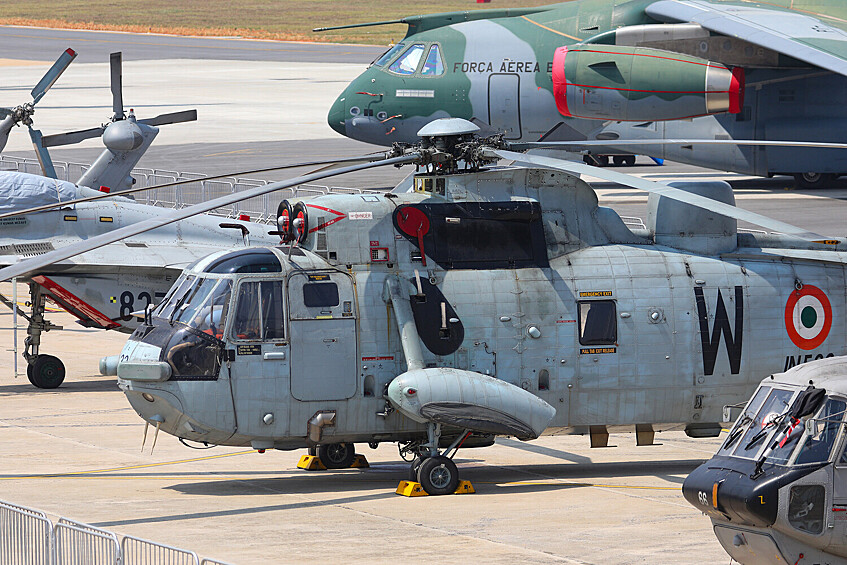 Вертолет Sikorsky S-61 Sea King на международной выставке Aero India 2025 на территории военно-воздушной базы Yelahanka в Бангалоре