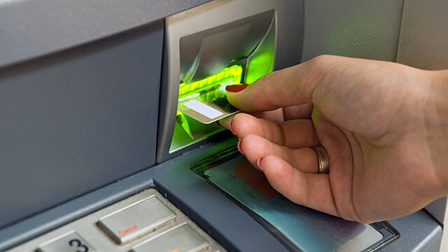 Россияне начали отказываться от банковских зарплатных карточек