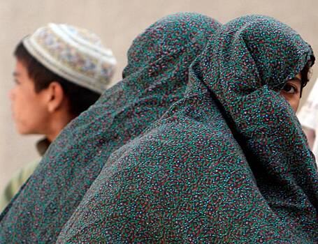 Талибы пообещали насмерть забивать камнями женщин за измену