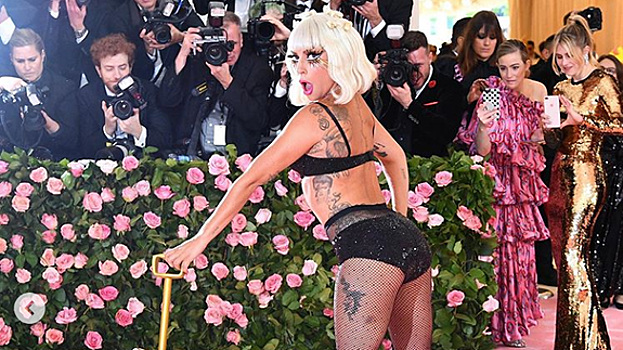 Леди Гага пришла на крупнейшую вечеринку Нью-Йорка в нижнем белье