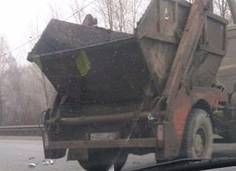 В Рязани столкнулись мусоровоз и Toyota Camry