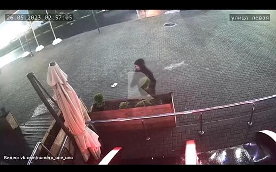 Неизвестная женщина украла растения из вазона около ночного клуба в Рязани