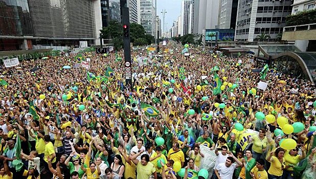 Бразильцы вышли на улицы из-за коррупции властей