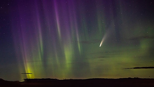 Северное сияние и комету засняли на одной фотографии