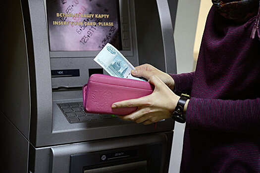 Спрос россиян на снятие наличных в банкоматах начал восстанавливаться