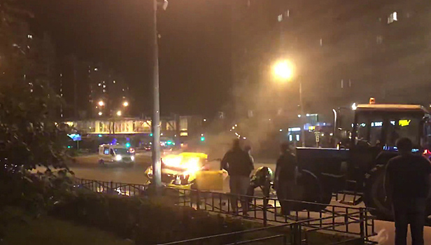 "Семь дней без выходных": московский таксист уснул и врезался в столб