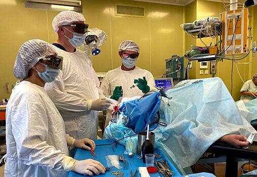 Челябинские онкологи первыми в УрФО провели операцию на головном мозге с использованием экзомикроскопа