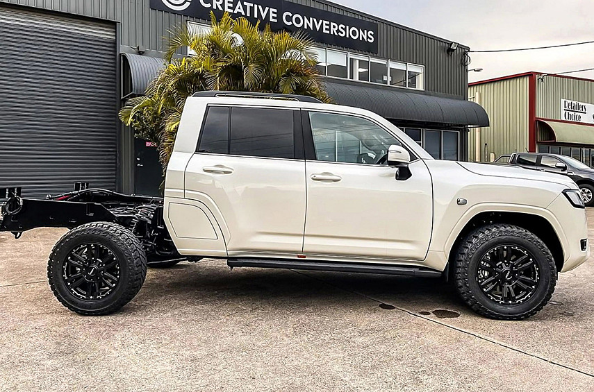 Доступно три модификации. Расстояние между осями у всех увеличено на 70 или 80 сантиметров, но отличаются разрешённая масса (3,8 или 4,5 тонны) и буксировочные возможности (3,5 или 4,2 тонны). Шасси предлагают дополнить грузовой платформой или кунгом длиной от 1,8 до 2,1 метра