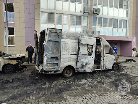 Вспыхнувшая в Тольятти "Газель" уничтожила еще две машины