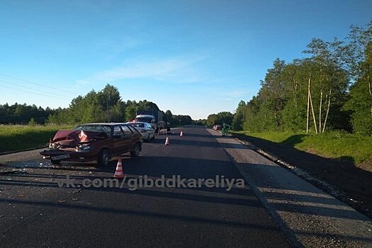 Два автомобиля столкнулись на трассе в Пудожском районе