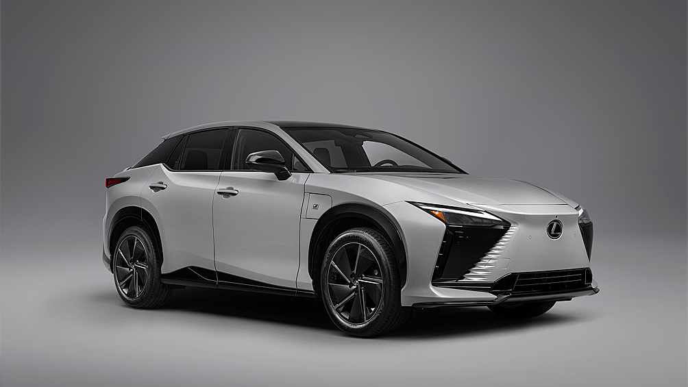 Lexus RZ 550e F Sport стал новым флагманом в гамме электрического кроссовера. Новинка получила двухмоторную силовую установку Direct4 на 410 л.с.