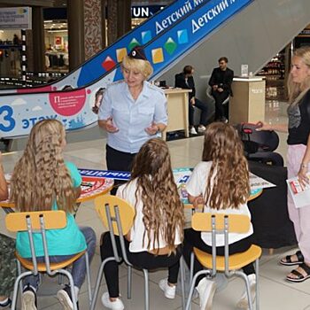 Урок по ПДД провели сотрудники полиции Красногорска для юных посетителей торгового центра «Июнь»