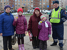 На улицах Зеленограда прохожим вручали светоотражающие элементы