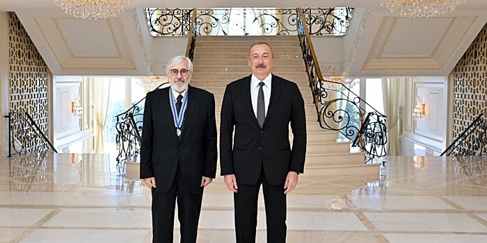 Ильхам Алиев вручил орден «Истиглал» режиссеру Огтаю Миргасимову