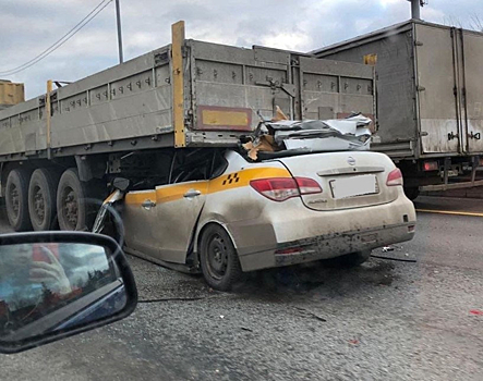 Такси превратилось в груду металла в смертельном ДТП с грузовиком в Подмосковье