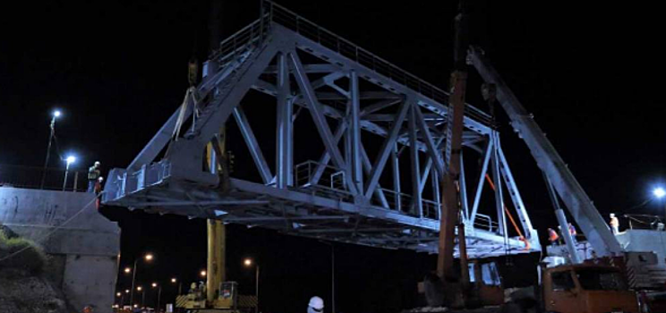 В Севастополе на Камышовом шоссе установили железнодорожный мост
