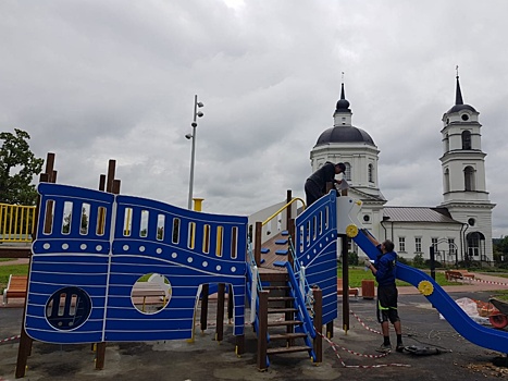 Специалисты приступили к оборудованию детской игровой площадки в Кленовском