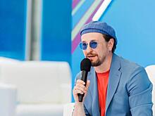 Сальто в небе Димы Билана, выступление Надежды Кадышевой и эффектный образ беременной Сати Казановой: как прошел первый день VK Fest