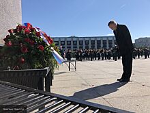 Беглов почтил память ленинградцев у монумента на площади Победы в Петербурге