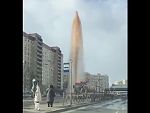 Очевидцы запечатлели на видео впечатляющий "фонтан" посреди улицы в Петербурге