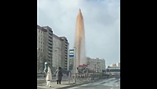 Очевидцы запечатлели на видео впечатляющий "фонтан" посреди улицы в Петербурге