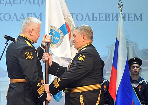 Главнокомандующий ВМФ вручил знамя Калининградскому Нахимовскому военно-морскому училищу