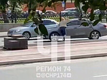 В Челябинске женщина поколотила автомобиль виновницы ДТП