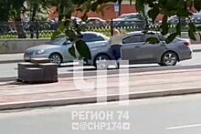 В Челябинске женщина поколотила автомобиль виновницы ДТП