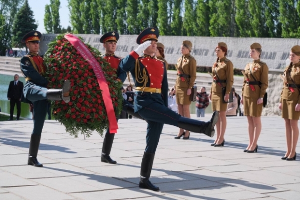 На Мамаевом кургане в Волгограде в День Победы возложили цветы